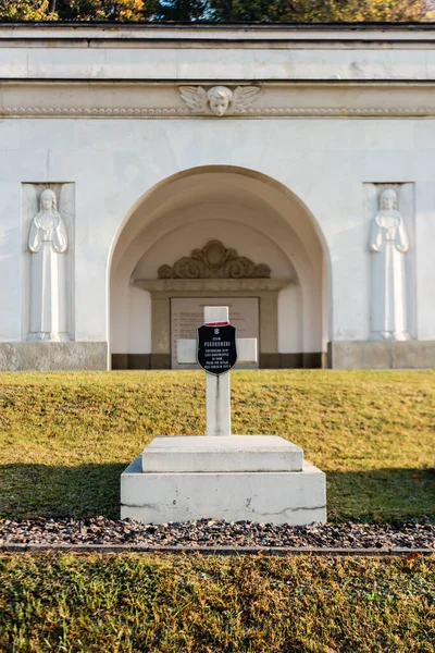 LVIV, UCRANIA - 23 de octubre de 2019: tumba de Adam Pogonowsky y arco con esculturas en parte polaca del cementerio de lychakiv - foto de stock