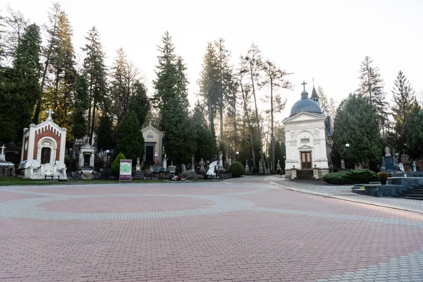 LVIV, UKRAINE - OCTOBER 23, 2019: grave crypts and board with map and lettering in lychakiv cemetery in lviv, ukraine — Stock Photo