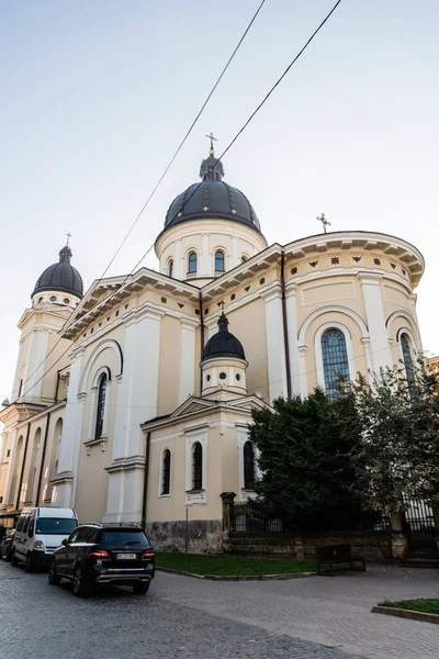 LVIV, UKRAINE - OCTOBER 23, 2019: orthodox st andrews church and cars parked along street in lviv, ukraine — Stock Photo