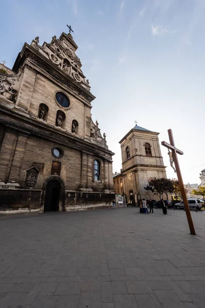 LVIV, UCRANIA - 23 de octubre de 2019: crucifijo frente a la iglesia católica de San Andrés - foto de stock