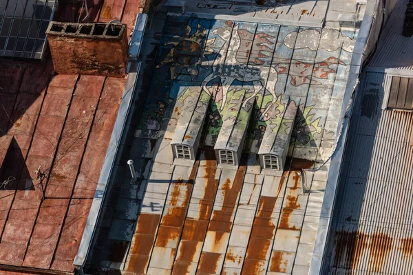 LVIV, UKRAINE - 23. OKTOBER 2019: Graffiti von Pferd mit Sonne, Wolken und Gras auf altem rostigen Dach — Stockfoto