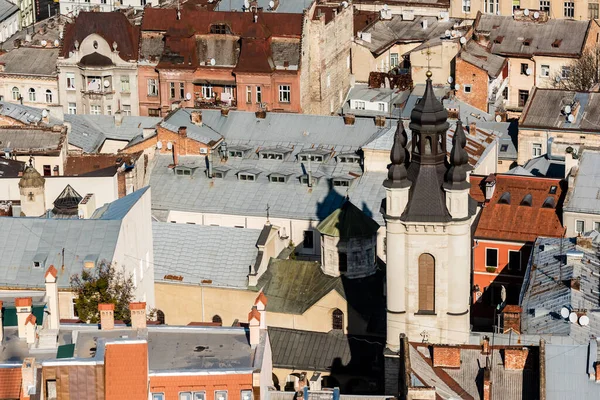 Львов, Украина - 23 октября 2019 года: вид с воздуха на церковь кармелитов и старые дома в центре города — стоковое фото