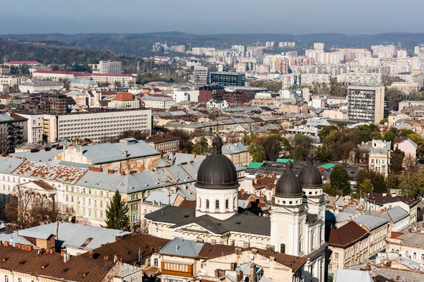 LVIV, UKRAINE - 23 OCTOBRE 2019 : vue aérienne de la ville avec église dominicaine entourée de vieux bâtiments — Photo de stock
