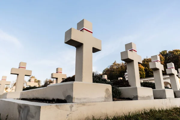 LVIV, UCRAINA - 23 OTTOBRE 2019: veduta ad angolo basso delle croci di pietra sulle tombe polacche nel cimitero di lychakiv a lviv, Ucraina — Foto stock