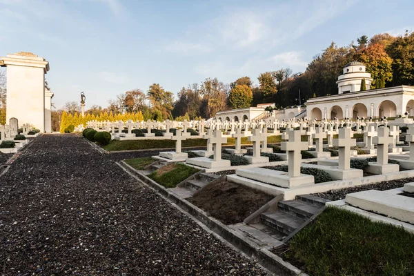 LVIV, UCRAINA - 23 OTTOBRE 2019: file di tombe polacche con croci vicino alla strada sterrata nel cimitero di lychakiv a lviv, Ucraina — Foto stock