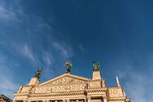 Teatro Lviv de Ópera y Ballet a la luz del sol contra el cielo azul - foto de stock