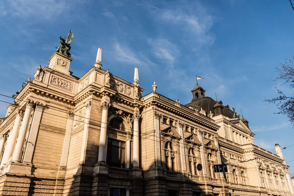 Lviv Teatro de Ópera y Ballet en el sol contra el cielo azul - foto de stock