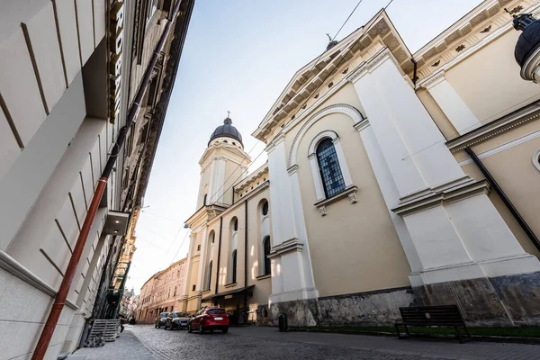 Strada asfaltata lungo il muro del monastero carmelitano a Leopoli, Ucraina — Foto stock