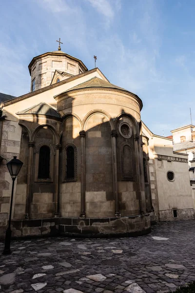 Antiga catedral arménia contra o céu azul em lviv, ucraniana — Fotografia de Stock