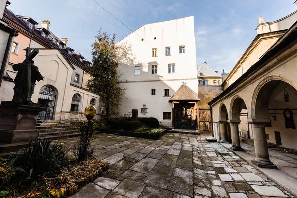 Cour intérieure du monastère de carmélite avec galerie d'arc à lviv, ukraine — Photo de stock