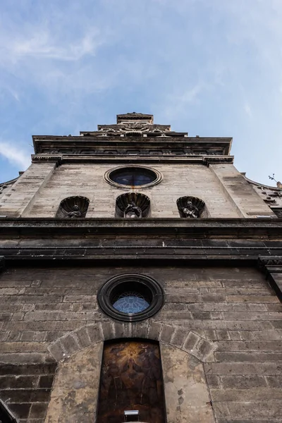 Baixo ângulo de visão da torre korniakt contra o céu azul em lviv, ucraniana — Fotografia de Stock