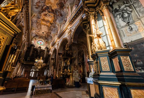 LVIV, UCRAINA - 23 OTTOBRE 2019: interno della chiesa carmelitana con dipinti su soffitto e pareti e colonne dorate — Foto stock