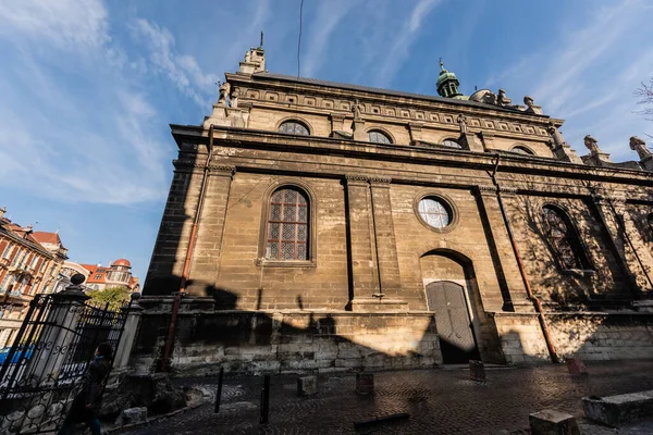 Low angle view of bernardine monastery building against blue sky in lviv, ukraine — Stock Photo