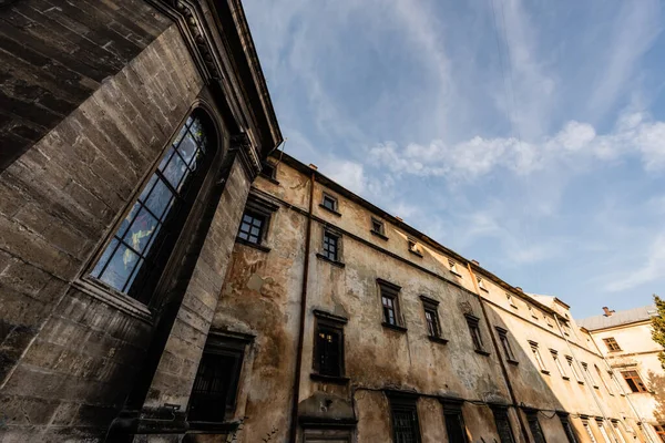 Baixo ângulo vista de construção de pedra velha contra o céu azul em lviv, ucraniana — Fotografia de Stock