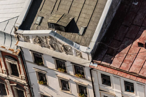 Vista aérea de la antigua casa con esculturas en el frente en lviv, Ucrania — Stock Photo