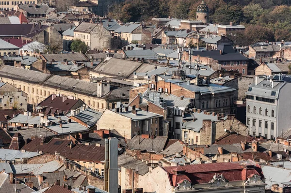 Vista aérea cênica de casas antigas no centro histórico de lviv, ucraniana — Fotografia de Stock