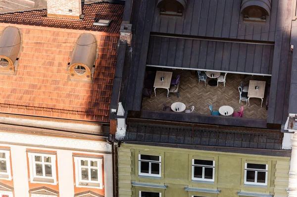 Vista aérea de la cafetería en mansard de la vieja casa en Lviv, Ucrania - foto de stock