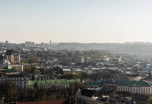 Vista aérea panorámica de la ciudad con casas antiguas y horizonte, lviv, Ucrania - foto de stock