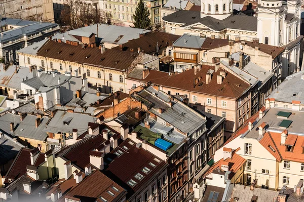 Luftaufnahme von Häusern mit bunten Dächern im historischen Zentrum von Lwiw, Ukraine — Stockfoto