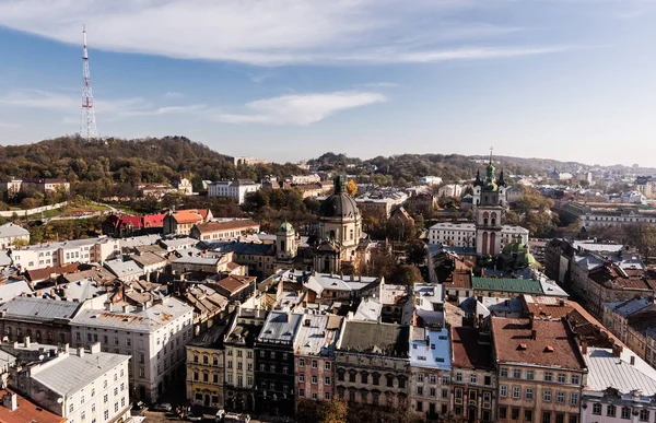 Luftaufnahme der Stadt mit Dominikanerkirche, Karmeliterkirche und Fernsehturm auf dem Burgberg, lviv, Ukraine — Stockfoto