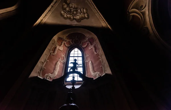 LVIV, UKRAINE - OCTOBER 23, 2019: statue of angel near window with decoration in lviv latin cathedral — Stock Photo