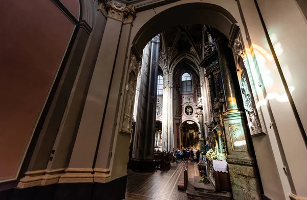 LVIV, UCRÂNIA - OUTUBRO 23, 2019: interior neoclássico da igreja carmelita com pessoas reunidas perto do altar — Fotografia de Stock