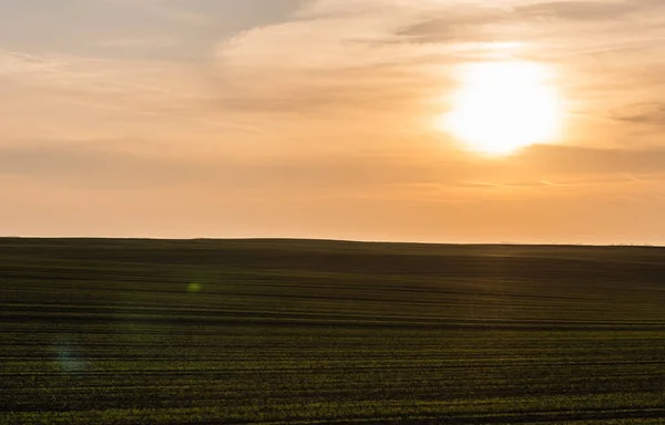 Paisaje escénico con campo de siega en la puesta del sol en Ucrania - foto de stock