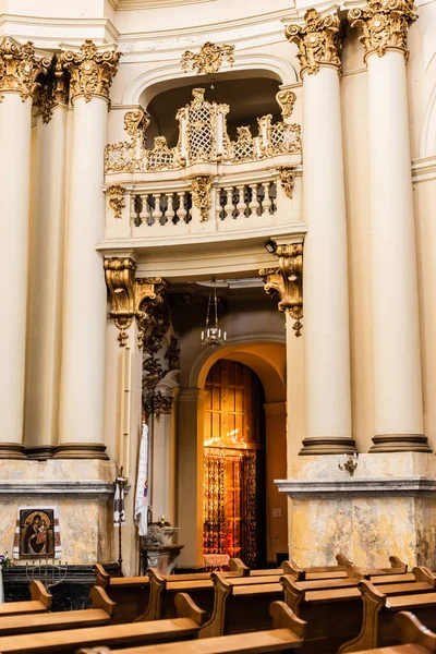 LVIV, UCRANIA - 23 de octubre de 2019: balcón y columnas con decoración dorada en la iglesia dominicana - foto de stock