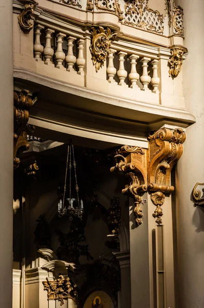 LVIV, UKRAINE - 23 OCTOBRE 2019 : balcon avec balustrade, décoré avec des éléments dorés dans l'église dominicaine — Photo de stock