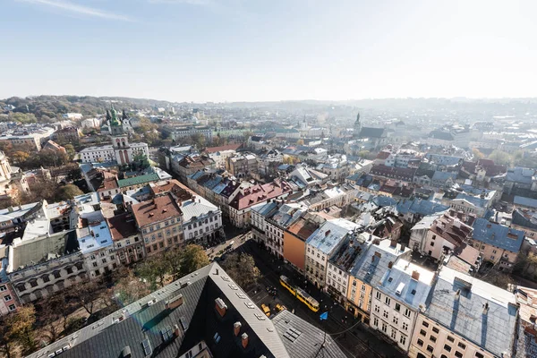 Vista aérea del centro histórico de la ciudad de Lviv con casas antiguas y vehículos en la calle — Stock Photo