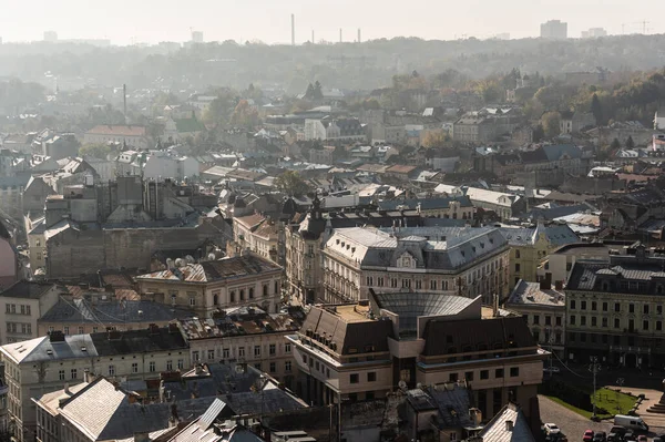 Vue aérienne de maisons dans le centre historique de la ville de Lviv, ukraine — Photo de stock