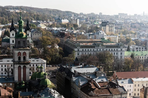 Вид с воздуха на город Львов с кармелитовой церковью и зданиями в центре Львова, Украина — стоковое фото