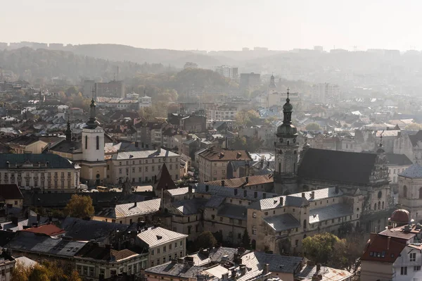 Vista aérea da torre da prefeitura e da igreja da dormição no centro histórico de lviv, ucraniano — Fotografia de Stock