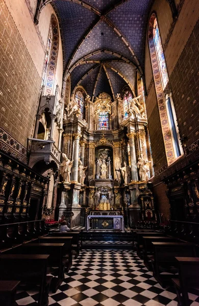 LVIV, UCRÂNIA - OUTUBRO 23, 2019: interior da igreja carmelita decorada com pinturas, azulejos em mosaico e vitrais — Fotografia de Stock