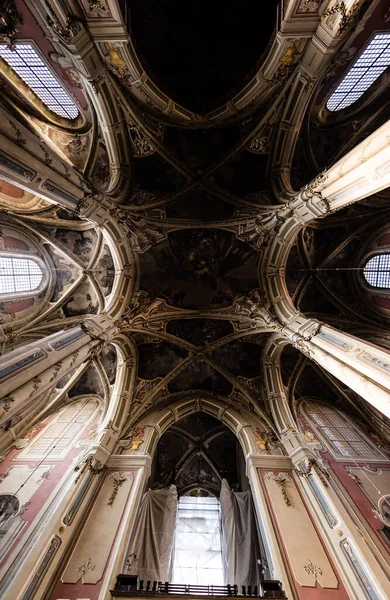 LVIV, UCRANIA - 23 DE OCTUBRE DE 2019: vista inferior de columnas y cúpula de la catedral latina de lviv - foto de stock