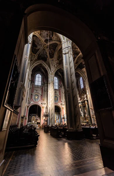 LVIV, UCRÂNIA - OUTUBRO 23, 2019: interior gótico da catedral latina lviv com bancos de madeira — Fotografia de Stock