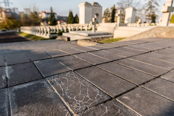 Foco seletivo de pavimento perto de túmulos poloneses no cemitério lychakiv em lviv, ucraniana — Fotografia de Stock