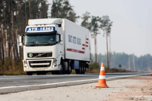 LVIV, UKRAINE - 23 OCTOBRE 2019 : mise au point sélective du camion avec lettrage cyrillique se déplaçant sur l'autoroute — Photo de stock