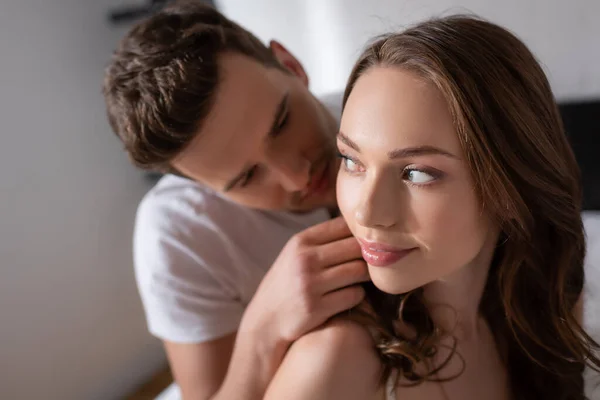 Selektiver Fokus eines gutaussehenden Mannes, der schöne Mädchen berührt — Stockfoto