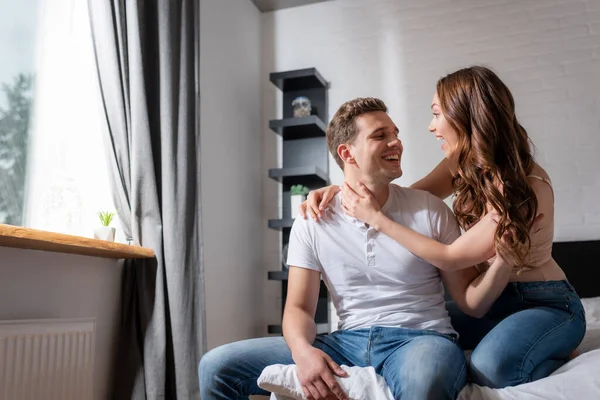 Couple joyeux se regardant et souriant dans la chambre — Photo de stock