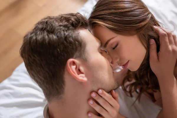 Vista aerea di uomo e donna felice con gli occhi chiusi in camera da letto — Foto stock