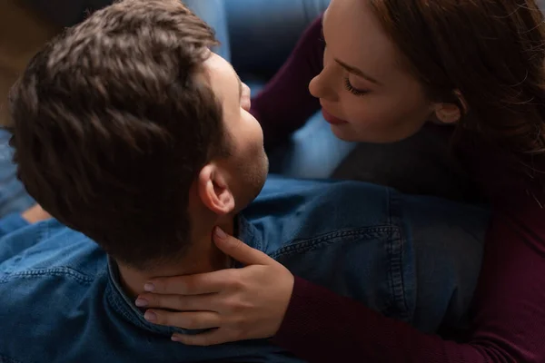 Vue supérieure de la fille touchant le cou de l'homme dans le salon — Photo de stock