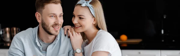 Plano panorámico de chica alegre mirando novio feliz - foto de stock