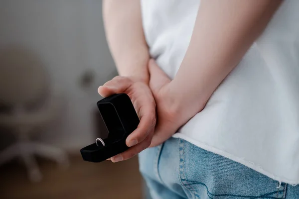 Ausgeschnittene Ansicht eines Mannes, der eine Box mit Ehering hinter dem Rücken hält — Stockfoto