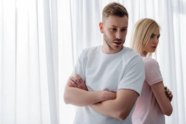 Uomo e donna scontenti in piedi con le braccia incrociate, concetto di difficoltà di relazione — Foto stock