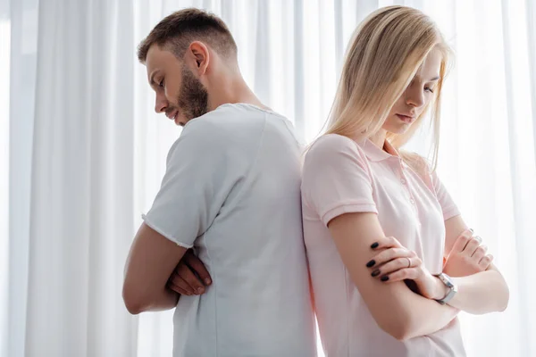 Bouleversé homme et femme debout avec les bras croisés, concept de difficultés relationnelles — Photo de stock