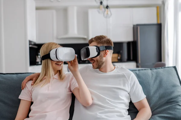 Casal feliz em jogos de fones de ouvido realidade virtual em casa — Fotografia de Stock