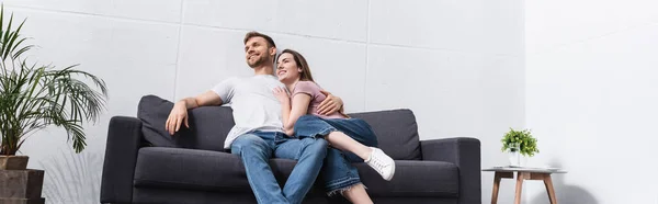 Sorridente namorada e namorado abraçando em casa com ar condicionado, cabeçalho do site — Fotografia de Stock