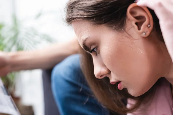 Triste emocional joven pareja que sufre de calor de verano en casa - foto de stock