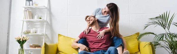 Heureux beau jeune couple étreignant à la maison, orientation panoramique — Photo de stock